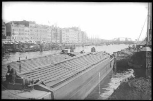 Stettin. Bollwerk mit Baumbrücke und Lastkähnen