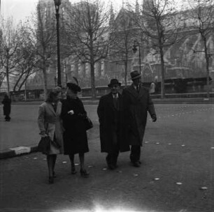 Paris, Hans Stich mit Familie vor der Kathedrale Notre Dame
