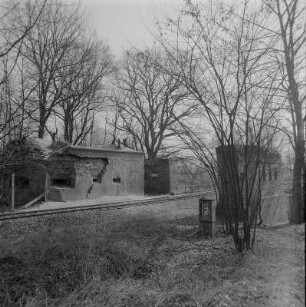 Eisenbahnbrücke über die Spree. Linkes Widerlager mit Blockhaus und Fortifikationsanlage (Rückenwehr / Parados)
