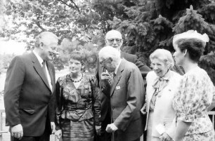 40. Tagung 1990 Mediziner: Gruppen mit Ministerpräsident Streibel, Parlamentspräsidentin Rita Süssmuth, Adolf Butenandt, (dahinter) Graf Lennart Bernadotte, Frau Butenandt, Gräfin Sonja Bernadotte