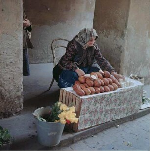 Bratislava. Marktszene : Bratislava. Käsefrau an ihrem Stand, Mai 1957