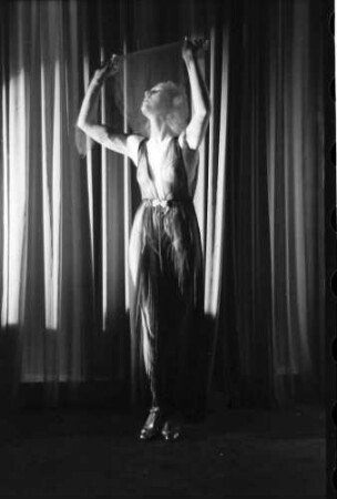 Berlin: Kabarett der Komiker; Dorothy von Bruck; tanzt