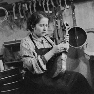 Markneukirchen : Musikinstrumentenbau Markneukirchen. Geigenbaumeisterin Johanna Schuricht in ihrer Werkstatt