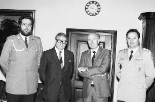 Freiburg im Breisgau: Regierungspräsident Norbert Nothhelfer, Konsul Hellmuth Dettinger und zwei Bundeswehrabgeordnete