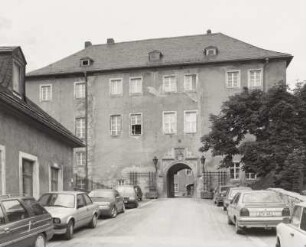 Schloss Wildenfels, Torhaus zum 1. Schlosshof mit Portal, Straßenansicht