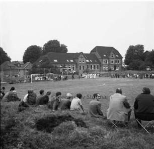 Tremsbüttel-Dorf: Sportanlagen: Einweihung des Sportplatzes: Blick über den Platz auf Volksschule: vorn Zuschauer