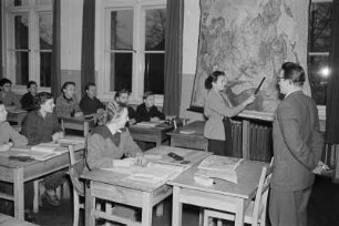 Unterricht in der Sorbischen Oberschule in Cottbus.Georg Robel beim Unterrichten : Wučba na Serbskej wyšej šuli w Choćebuzu. Jurij Wróbl při wuwučowanju : Cottbus / Chóśebuz