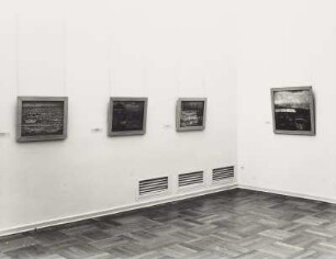 Landungsbrücke mit Segelschiffen (Dänemark) : Raumaufnahme mit den Gemälden "Brandung", "Straße" und "Landungsbrücke mit Segelschiffen". Dresden: Ausstellung Richard Dreher: 1875–1932. Galerie Neue Meister im Albertinum vom 23. Februar bis 10. April 2002