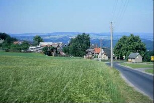 Ortseingang; Straße mit Ortseingangsschild, Buswendeschleife