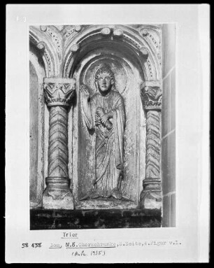 Chorschranke mit den Statuen der 12 Apostel — Apostel