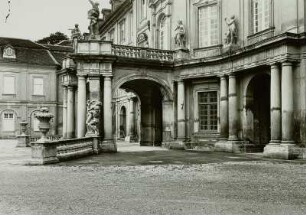 Schloss Ludwigsburg : Ludwigsburg. Schloss. Neues Corps des Logis. Haupteingang am Mittelrisalit an der Hofseite