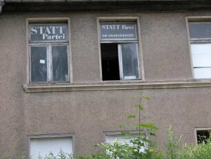 Aschersleben - Bauruine im Zentrum : Dieses Gebäude ist nicht die einzige Bauruine in der Innenstadt, Häuser in ganzen Straßenzügen sind vom Verfall bedroht. Aufgenommen am 30. Mai 2004 in Aschersleben