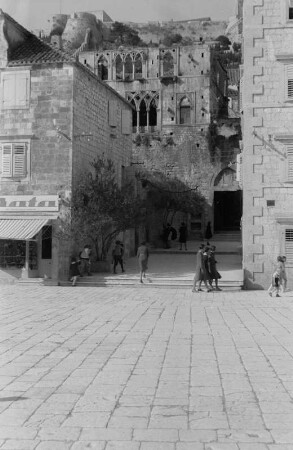Festung : Platz in Hvar, im Hintergrund auf dem Berg die Festung von Hvar.