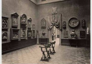 Aufstellung der Gemäldegalerie und der Skulpturensammlung im Kaiser-Friedrich-Museum, Raum 34, Italienische Ton- und Stuckbildwerke sowie Gemälde des 15. Jh. (Donatello-Saal) Blick in Raum 37