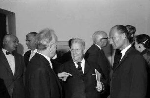 Freiburg: Augustinermuseum, Reinhold-Schneider-Preis, in der Ausstellung, [Rudolf] Riester, Regierungspräsident Dichtel, Oberbürgermeister Dr. Keidel