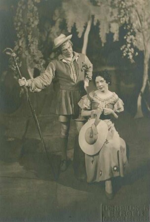 Peter Hamel als Silvius und Lotte Gruner als Phöbe in "Wie es Euch gefällt" von William Shakespeare. Neueinstudierung am Staatsschauspiel Dresden, 07.04.1938