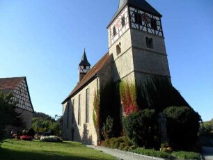 Kirche von Südosten (im Kern Romanisch)-Kirchturm mit Biforien - Langhaus im 18 Jh stark überformt und Fenster im Süden stark vergrößert