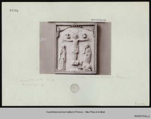 Relief eines Buchdeckels mit Kreuzigung Christi zwischen Maria und Johannes und dem Stifter