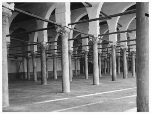 Kairo (Ägypten)?. Blick in eine Säulenhalle mit korinthischen Kapitellen in einer Moschee