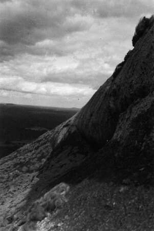 Am Katukutu-Berg : Steilwand des Katukutu-Berges. Blick auf benachbarte Gneisdome und Dambos.