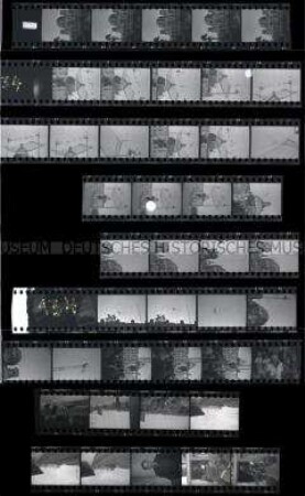Schwarz-Weiß-Negative mit Aufnahmen der Camilla Mayer-Hochseiltruppe bei einer Schau am Berliner Lustgarten, sowie Aufnahmen von Demontage-Güterzügen für Rußland und einer mit Zeitungen zugedeckten Leiche