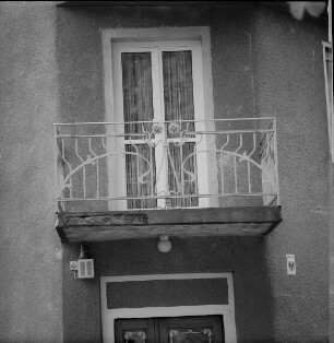 Goyatz. Wohnhaus, Am Bahnhof 28. Balkon mit Ziergitter