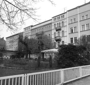 Bad Schandau, Marktplatz 7. Ehemaliges Hotel, jetzt Wohnhaus (1850/1860) mit elbseitigem Anbau. Elbseite. Ansicht von Südosten