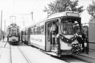 Freiburg: Geschmückter Zug und Oldtimer