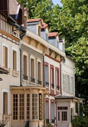 Frankreich. Auvergne. Allier. Vichy. Häuser im englischen Stil an der Rue Alquie