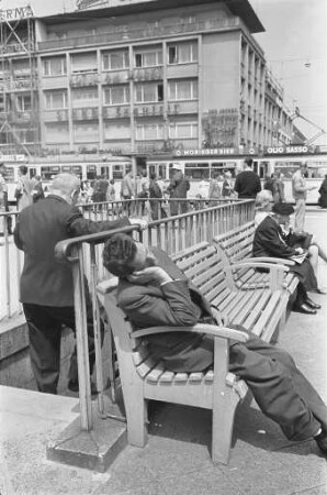 Siesta am Karlsruher Marktplatz.