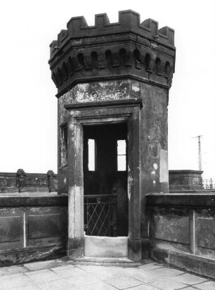 Dresden. Marienbrücke (1846/1852; K. T. Kunz, J. G. Lohse). Steinbrücke über die Elbe; Länge 434 m. Brückenturm am linken Brückenkopf (unterstrom)