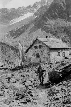 Berghütte : Ein Wanderer unweit einer Berghütte.