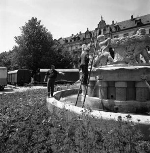 Auffüllung des den Krautkopfbrunnen auf dem Gutenbergplatz umgebenden Wasserbeckens mit Erde und Bepflanzung mit Blumen.