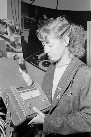 Leipziger Herbstmesse 1951 : Messebesucherin mit einem Kofferradio