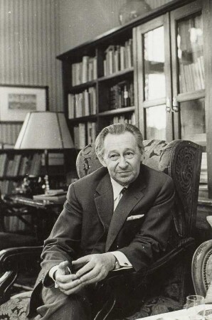 Porträt Fred Lohse (1908-1987; Komponist, Pädagoge) in seinem Arbeitszimmer. Fotografie von Evelyn Richter, Leipzig 1967