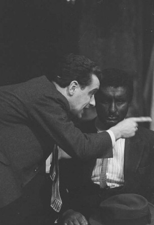 Szenenbilder aus "Eine Rosine in der Sonne", Schauspiel von Lorraine Hansberry mit Musik von Günter Hauk (Regie: Hans Dieter Mäde, Ausstattung: Peter Friede). Maxim-Gorki-Theater Berlin, 25.03.1963 (Premiere am 27.03.1963)