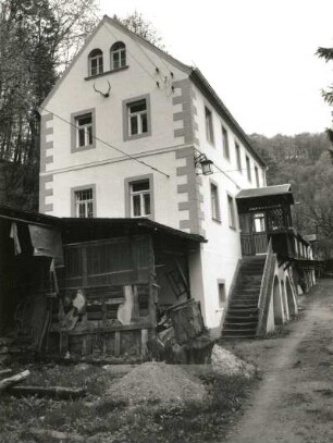 Cossebaude-Niederwartha, Tännichtgrundstraße 18. Alte Hofemühle (1851/1900). Wohnhaus mit Windfang auf Zwillingsstiege