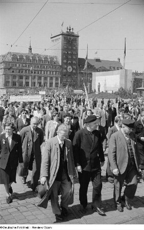 Demonstranten auf dem Karl-Marx-Platz (heutiger Augustusplatz), im Hintergrund das Kroch-Hochhaus