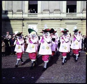 Basel: Flöter-Clique mit rosa Küstümen