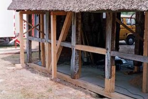 Reinbeker Straße 4a: giebelständige Fachwerkkate mit Reetdach: Restaurierung: Traufseite, Teilansicht: Wirtschaftstrakt: Austausch von Schwellbalken, Ständer, Riegel: Blick durch offene Gefache in Hausinneres