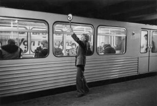 Berlin. Abfertigung der U-Bahn an einem Haltepunkt