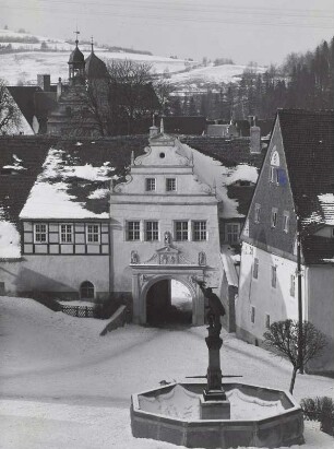 Lauenstein, Blick über den Marktplatz mit dem Falknerbrunnen zum Torhaus des Schlosses