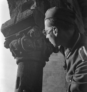 Franz Prinz zu Sayn-Wittgenstein betrachtet ein romanisches Kapitell (Aufnahme im Rahmen der Fotokampagne im besetzten Frankreich)