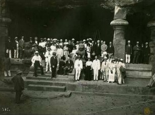 Elephanta, Indien. Shiva-Tempel der Felsenhöhlen. Gruppenbild mit Touristen der Hapag an einem der Eingänge mit Freitreppe und flankierenden Löwenskulpturen