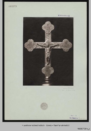 Kreuz mit einer plastischen Christusfigur und ziselierten Darstellungen von Gottvater, Maria, Johannes Evangelista und Maria Magdalena auf der einen Seite, auf der anderen eine plastische Bischofsfigur sowie die vier Evangelistensymbole ziseliert