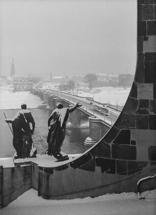 Dresden. Blick vom Dach der Katholischen Hofkirche mit Skulpturen über die Augustusbrücke nach Neustadt im Winter