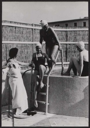 Zwei Frauen steigen aus dem Swimmingpool