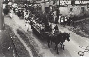 Festzug. Nr. 9: Geschmückter Pferdewagen mit Mädchengruppe
