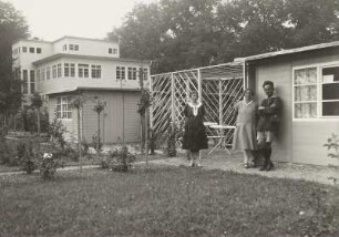 Der Fotograf mit seiner Frau und einer Bekannten vor einer Gartenlaube einer Gartenbauausstellung (?) in Dresden, um 1930