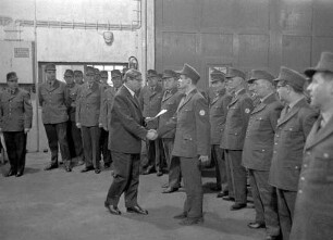 Verpflichtung von Baufachleuten der Baufirma Wolff & Müller zum freiwilligen Einsatz im Luftschutzhilfsdienst.